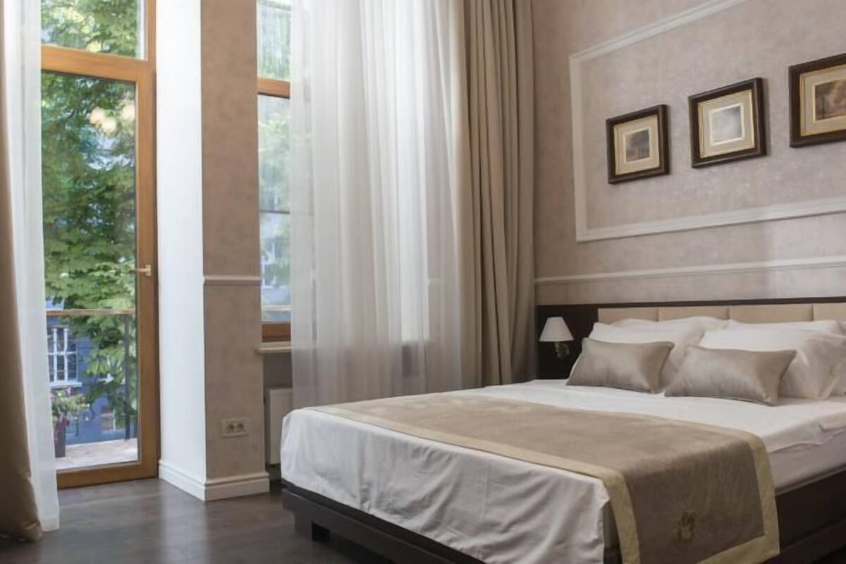 Premium bedding, minibar, in-room safe, desk