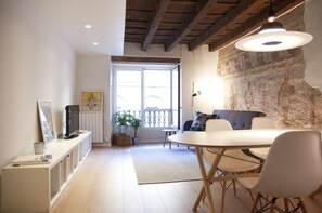 22-inch flat-screen TV with cable channels, TV - Verona For Rent Affresco (Verona)