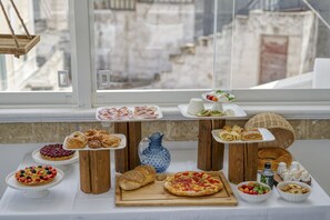 Petit déjeuner buffet (15 EUR par personne)