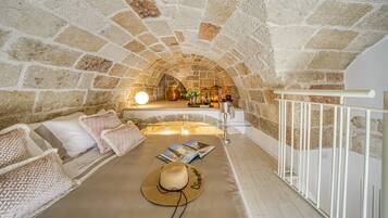 Suite, piscina privata | Biancheria da letto di alta qualità, minibar, una cassaforte in camera