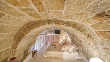 Suite, piscina privata | Biancheria da letto di alta qualità, minibar, una cassaforte in camera