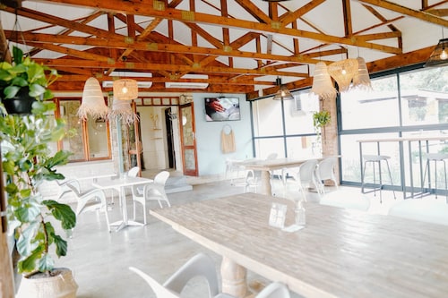 Lighthouse Guesthouse & Cafe