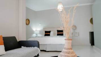 Escritorio y espacio para trabajar con laptop