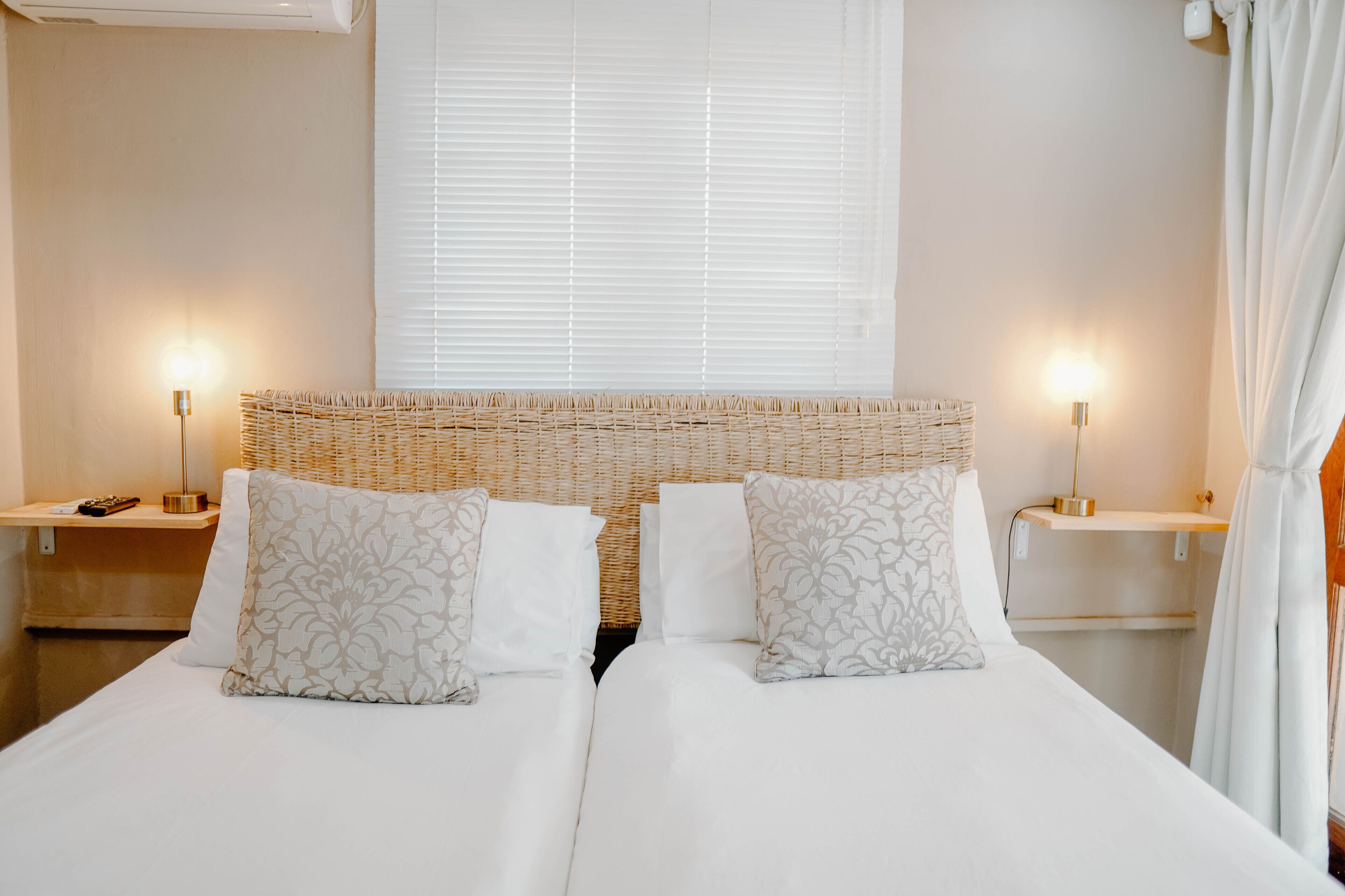 Standaard kamer | Een bureau, een laptopwerkplek, een strijkplank/strijkijzer, gratis wifi