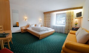 Triple Room | In-room safe, soundproofing, free cribs/infant beds, free WiFi - Gasthof Risserhof (Scharnitz)
