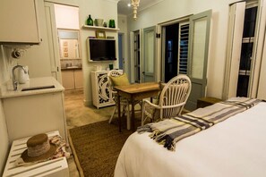 Premium bedding, in-room safe, individually decorated - Maison - H Guest House (Umhlanga)