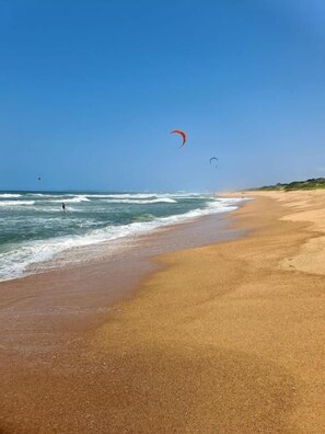 A beach with a sandy shore and ocean waves. - Maison - H Guest House (Umhlanga)