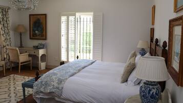 Luxe suite, 1 slaapkamer | Luxe beddengoed, een kluis op de kamer, individueel gedecoreerd