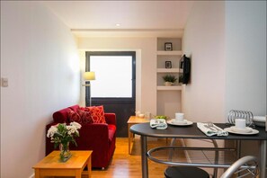Basic Apartment, 1 Bedroom (Restricted View) | Living room | Flat-screen TV - Maida Vale Aparthotel (London)