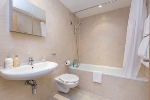 Combined shower/bathtub, free toiletries, hair dryer, towels