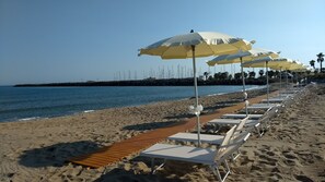 على الشاطئ، كراسي للتشمس، مظلات الشاطئ