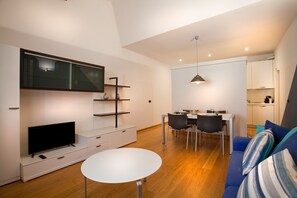 Apartamento, 1 quarto | Área de estar | TV