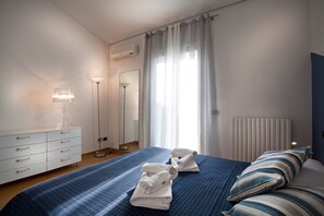 Appartement, 1 slaapkamer | 1 slaapkamer, een bureau, een strijkplank/strijkijzer, reisbedje