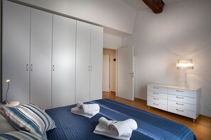 Apartamento, 1 quarto | 1 quarto, escrivaninha, ferros/tábuas de passar roupa, berço de viagem