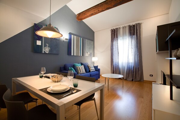 Departamento, 1 habitación | Área de sala de estar | Televisión