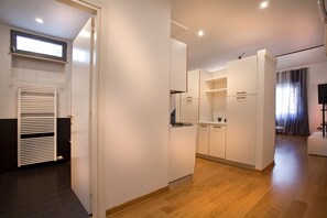 Appartement, 1 slaapkamer | 1 slaapkamer, een bureau, een strijkplank/strijkijzer, reisbedje