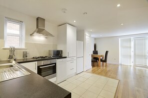 Fridge, microwave, oven, stovetop - Hendry Court By Flying Butler (Maidenhead)