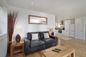 30-inch TV with satellite channels, DVD player - Hendry Court By Flying Butler (Maidenhead)