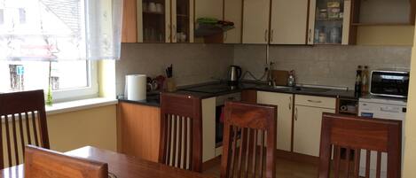 Een koelkast, een microgolfoven, een oven, een kookplaat