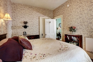 Room, Private Bathroom (Erin's Retreat)