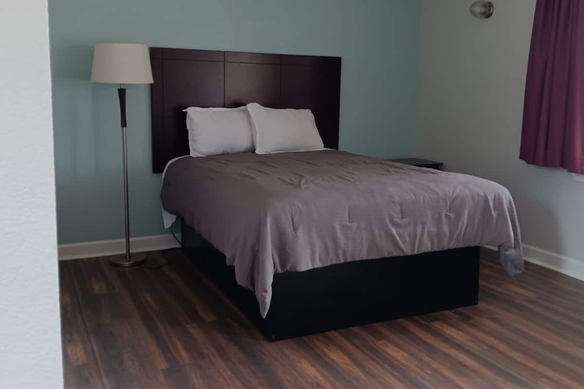 Zimmer, 1 Queen-Bett, Raucher | Schreibtisch, Bügeleisen/Bügelbrett, kostenloses WLAN, Bettwäsche