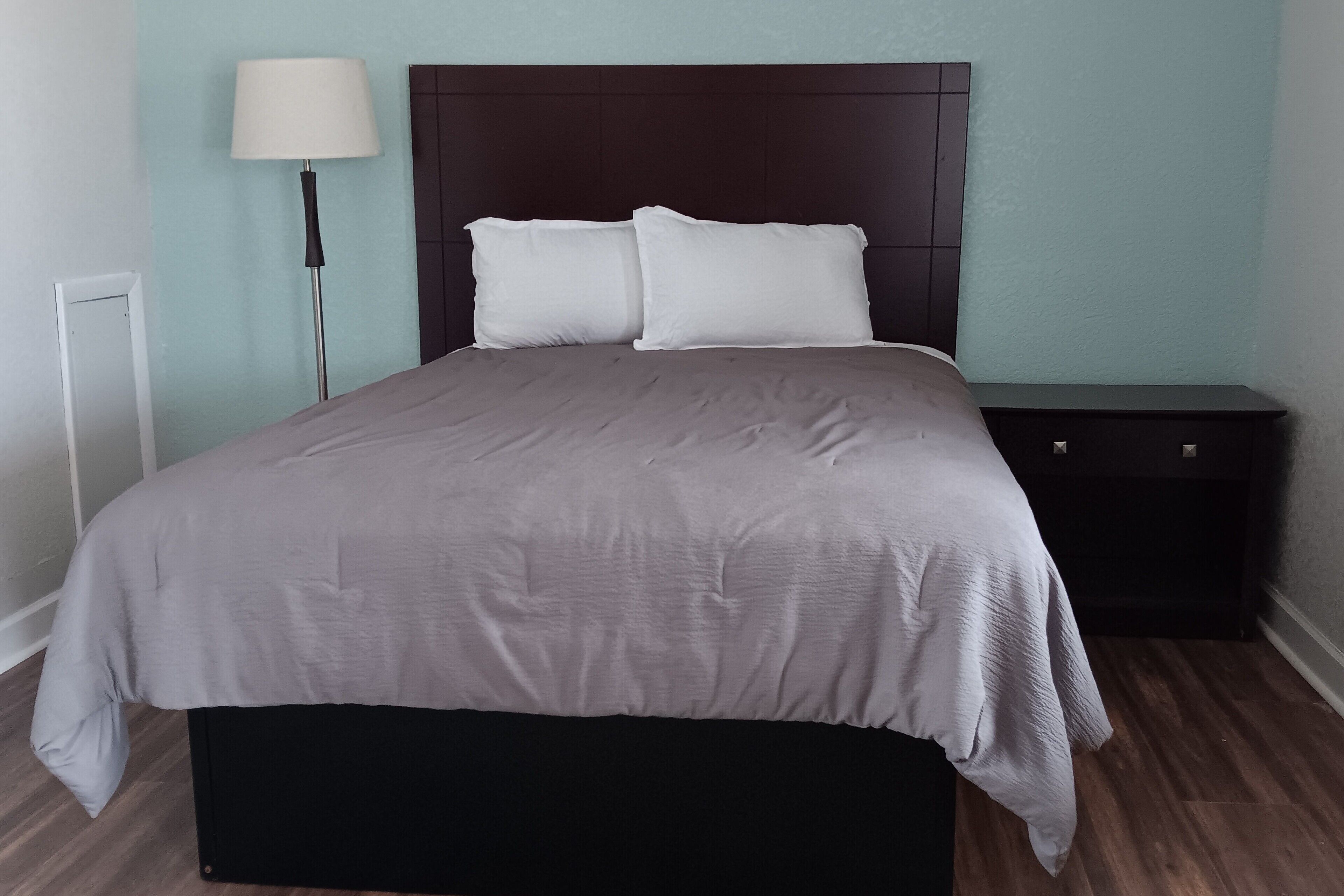 Zimmer, 1 Queen-Bett, Raucher | Schreibtisch, Bügeleisen/Bügelbrett, kostenloses WLAN, Bettwäsche