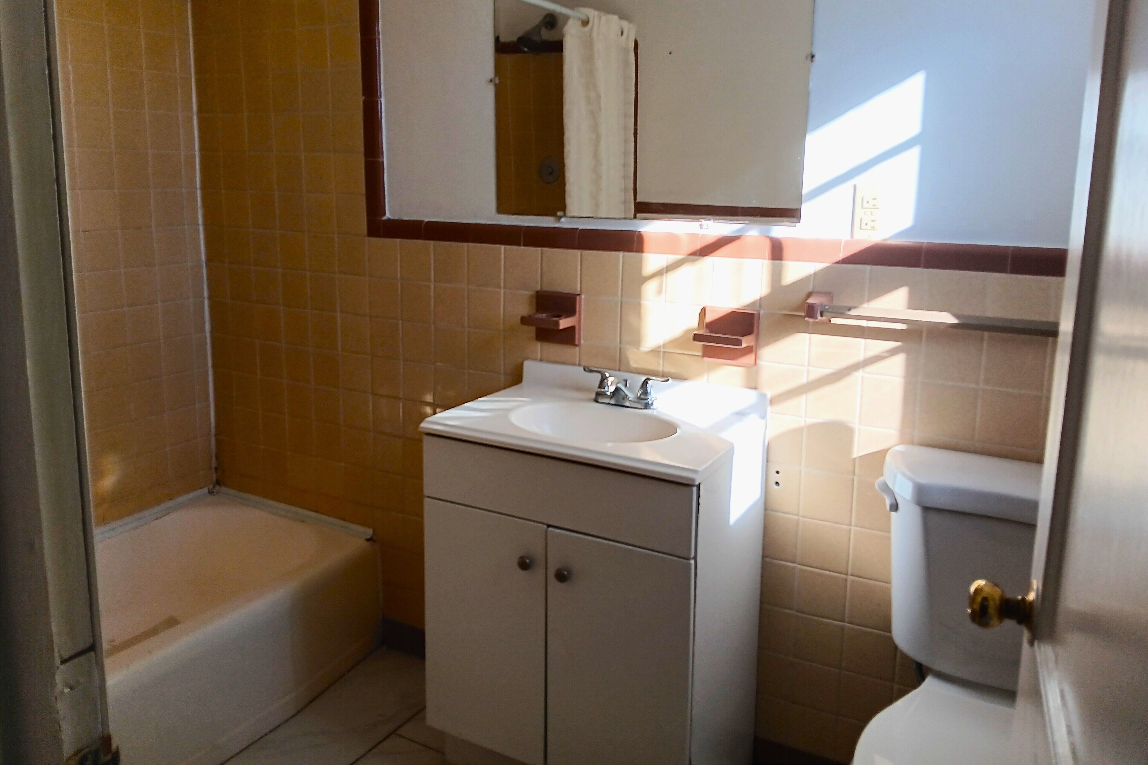 客房, 1 張加大雙人床, 吸煙房 | 浴室 | 免費盥洗用品、吹風機、毛巾