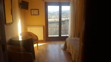 Een kluis op de kamer, een bureau, verduisterende gordijnen