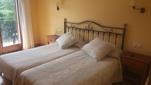 Zimmersafe, Schreibtisch, Verdunkelungsvorhänge, kostenlose Babybetten