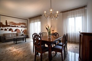 Appartamento, 2 camere da letto | Area soggiorno | TV a schermo piatto