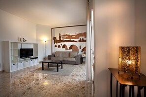 Appartamento, 2 camere da letto | Area soggiorno | TV a schermo piatto