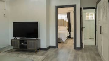 Habitación, 1 cama de matrimonio | Zona de estar | Una televisión LED