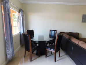 Room, 1 Queen Bed | In-room dining