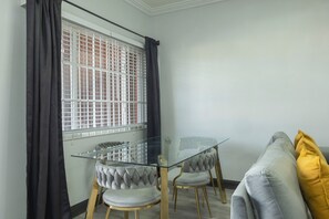 Refrigerador con freezer, microondas, horno, placa de cocina