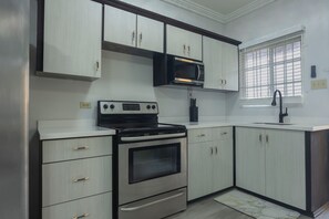 Refrigerador con freezer, microondas, horno, placa de cocina