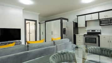 Habitación, 1 cama de matrimonio | Zona de estar | Una televisión LED