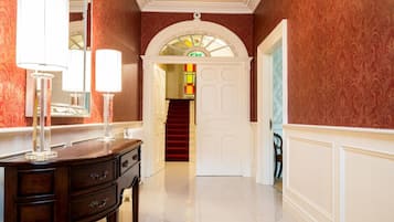 Fridge, coffee/tea maker