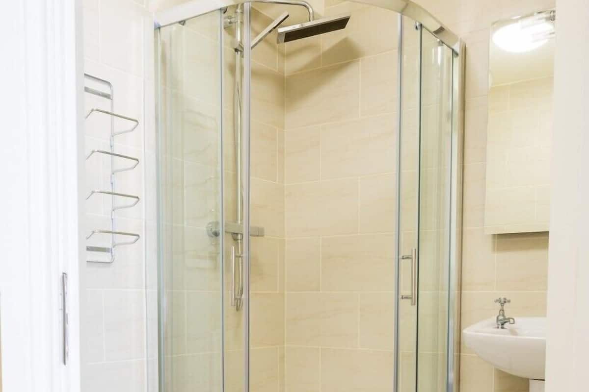 Comfort Double Room | Bathroom shower