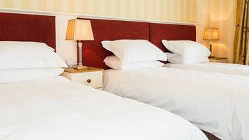 Meja kerja, setrika/meja setrika, dan tempat tidur lipat/tambahan