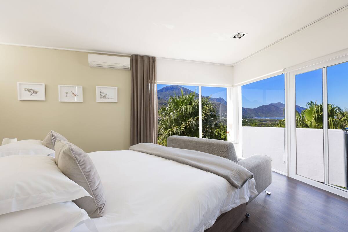 Egyptian cotton sheets, premium bedding, minibar, in-room safe