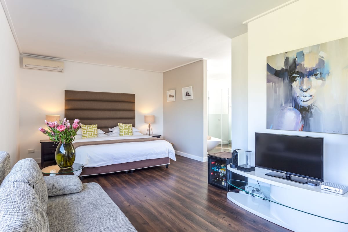 Cosmopolitan Suite | Egyptian cotton sheets, premium bedding, minibar, in-room safe