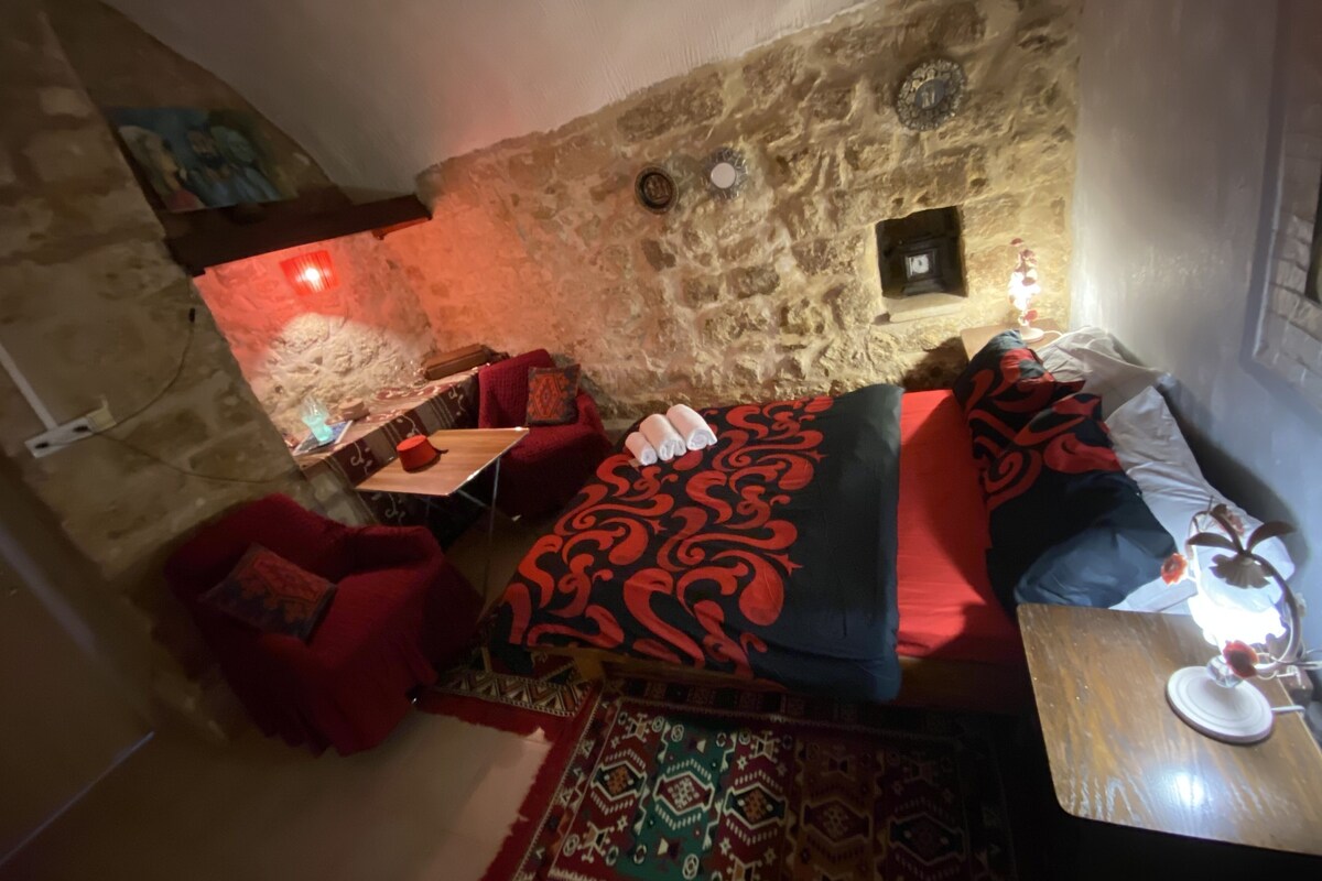 #1 Private Twin | Premium bedding, individually decorated, individually furnished