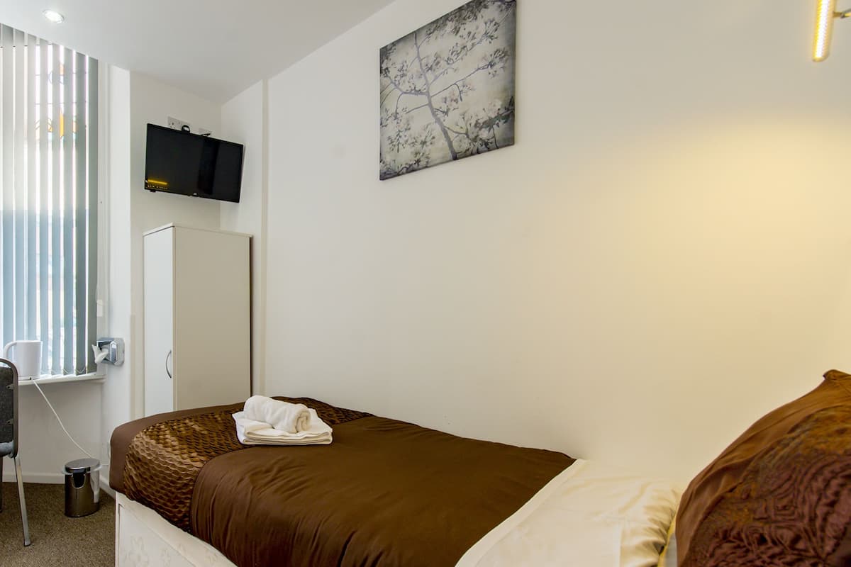 Chambre simple, salle de bain attenante