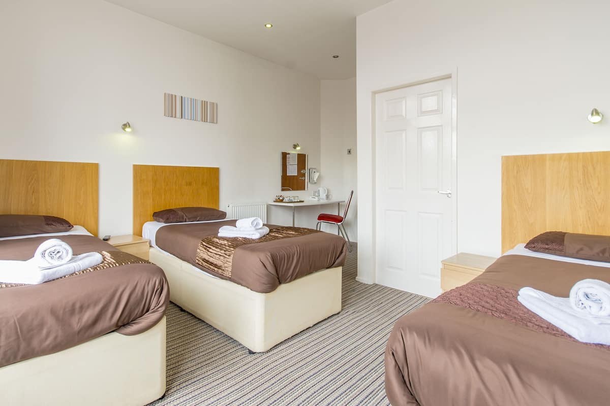 Chambre triple Standard, salle de bain attenante