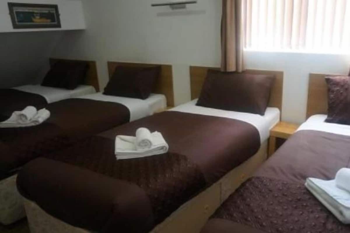 Chambre quadruple, salle de bain attenante
