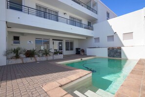Una piscina al aire libre de temporada