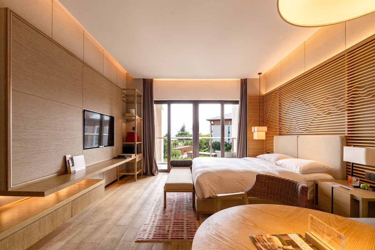 deluxe room, 1 king bed, partial sea view | 1 bedroom, premium bedding, down duvets, in-room safe