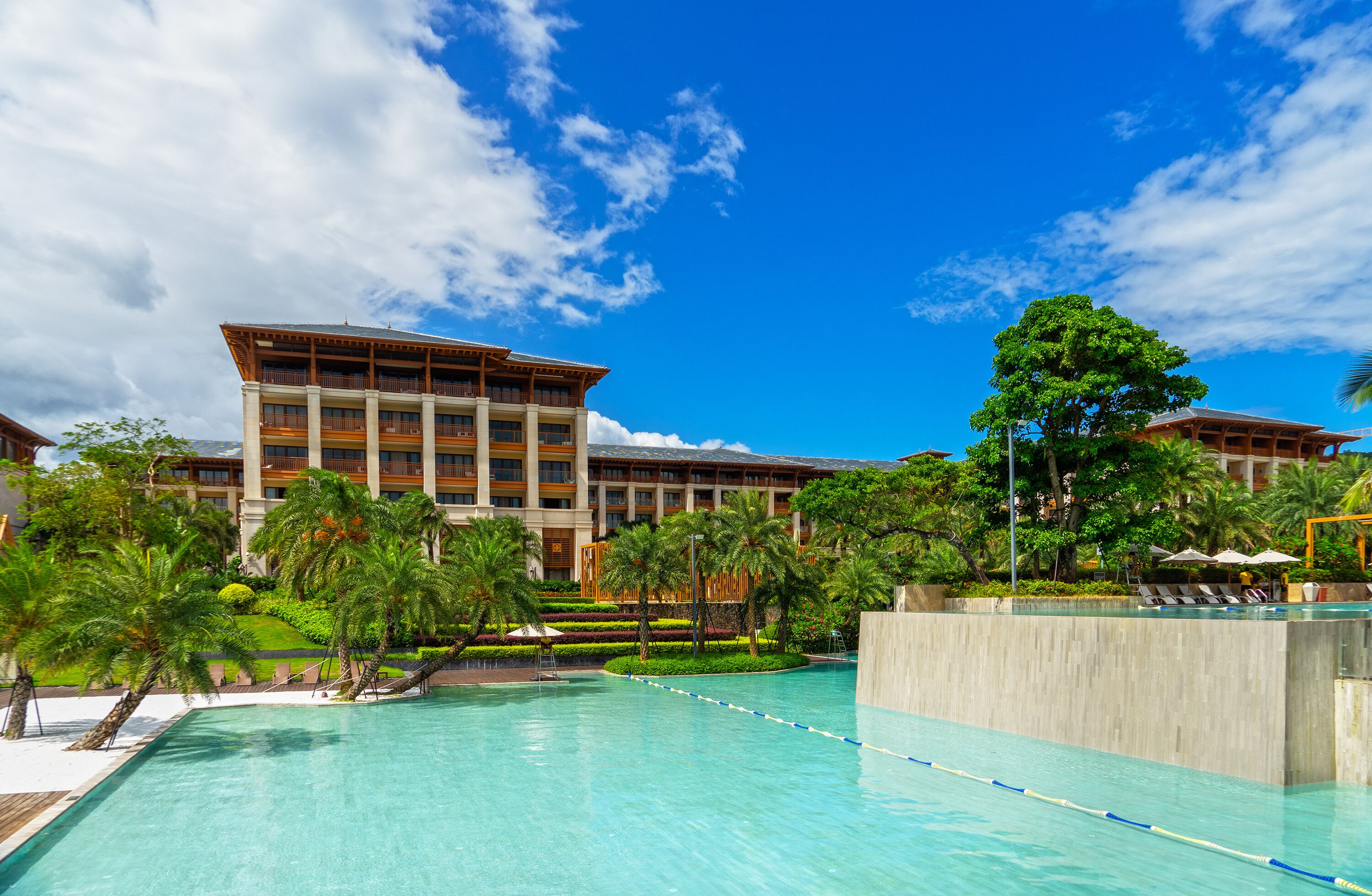 실내 수영장, 야외 수영장, 07:00 ~ 23:00 오픈, 수영장 파라솔, 일광욕 의자