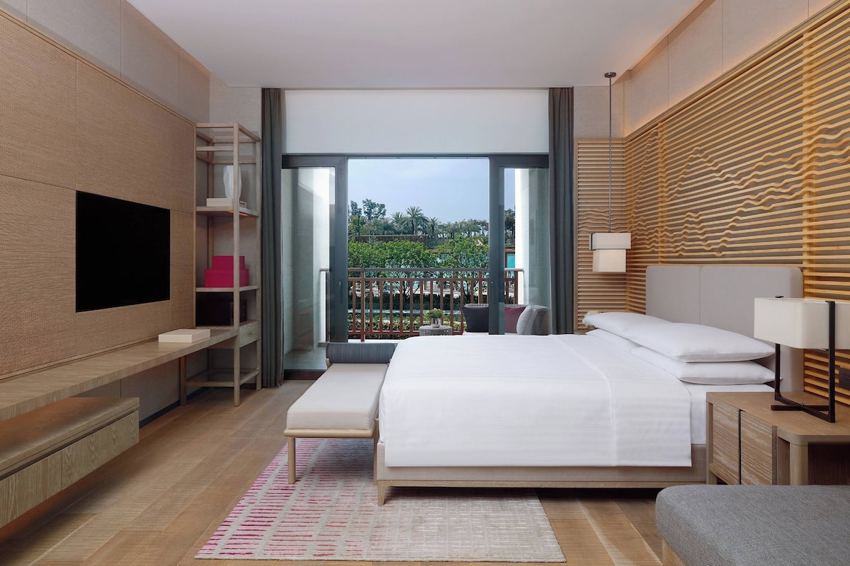 1 bedroom, premium bedding, down duvets, in-room safe