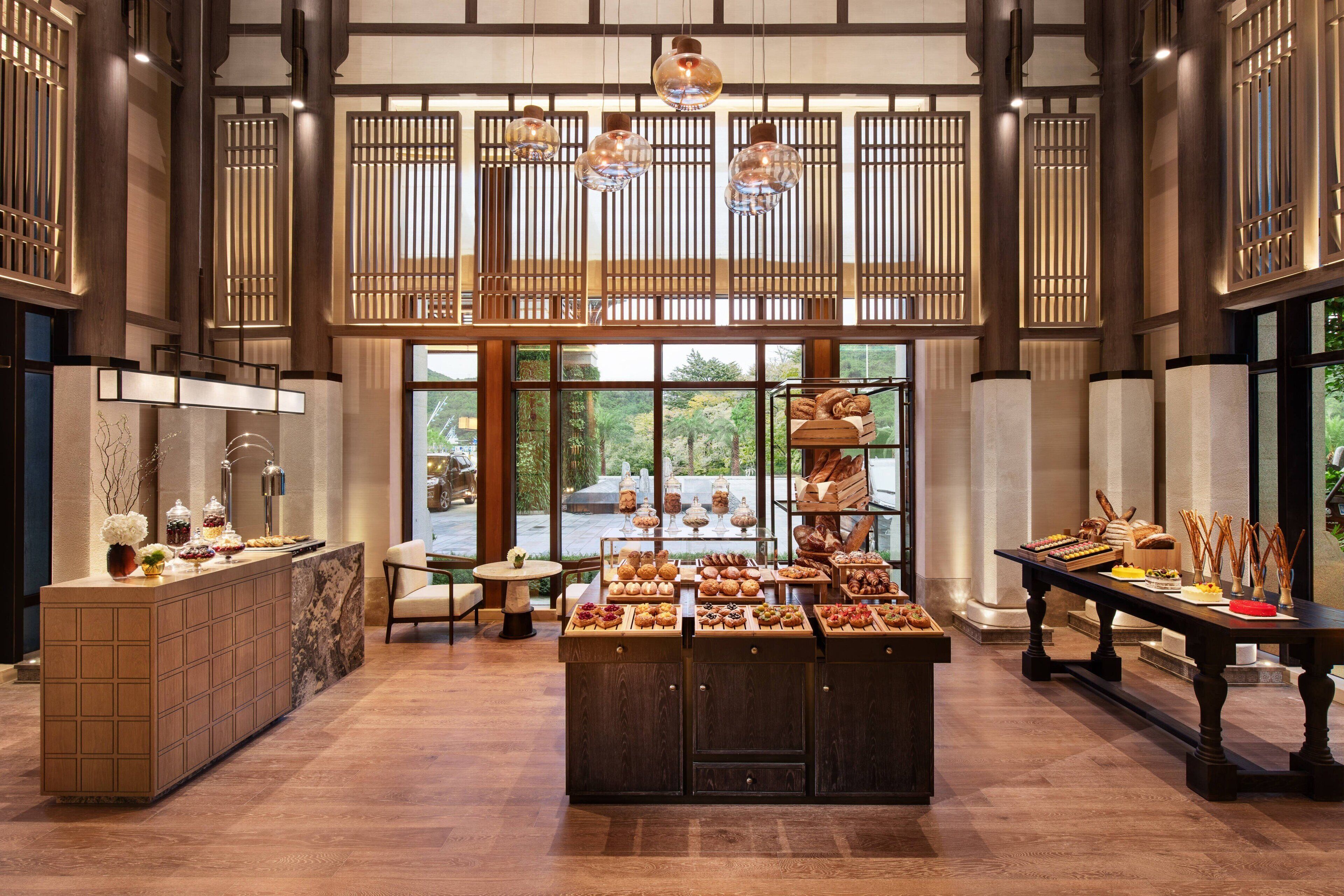 4 restaurants, breakfast, lunch, dinner served; barbecue